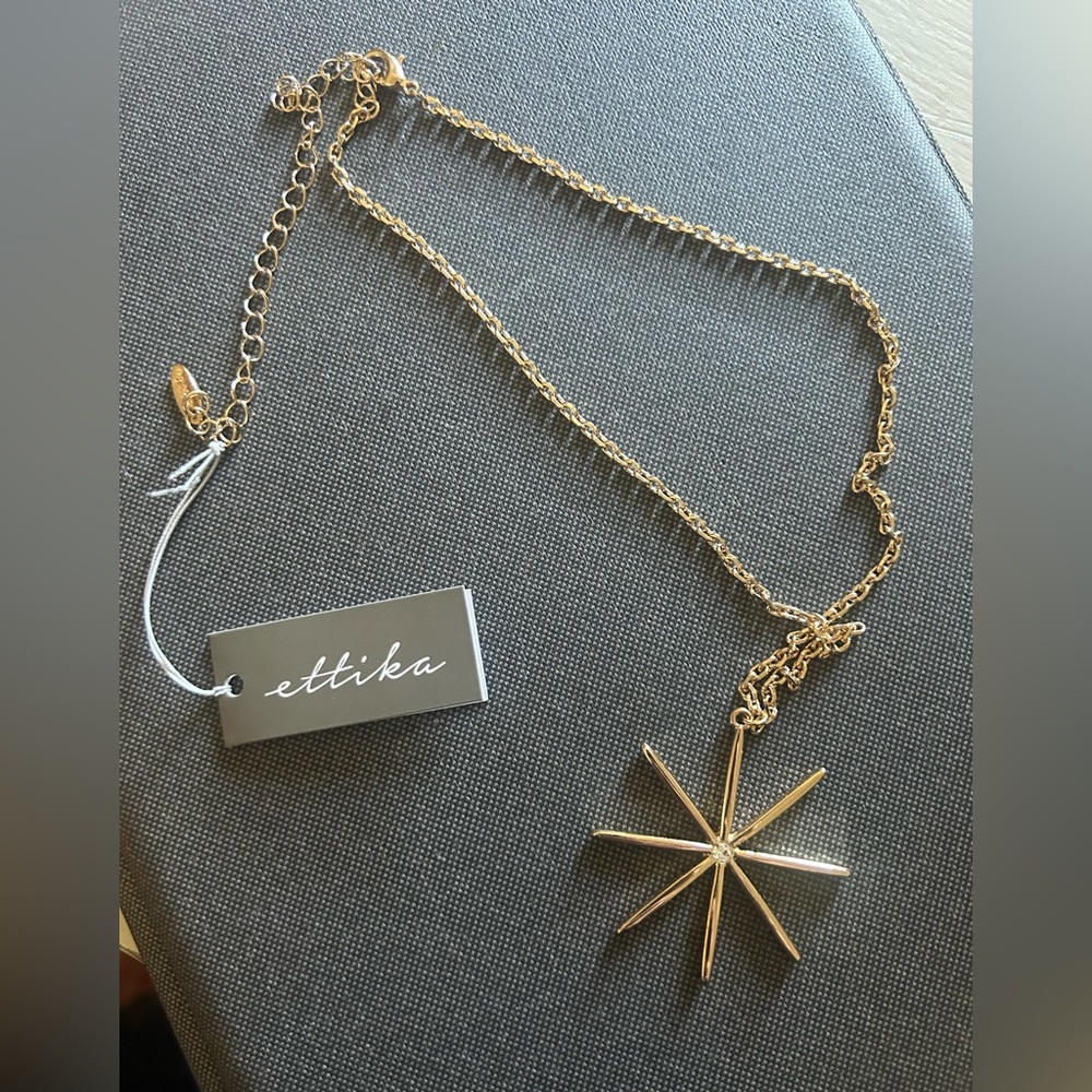Beautiful brand new necklace! never been worn 🙂